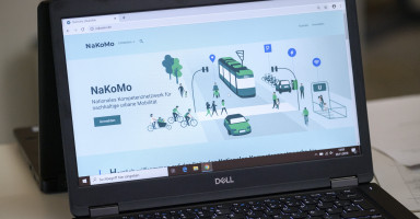 Bild zeigt Laptop mit NaKoMo-Startseite